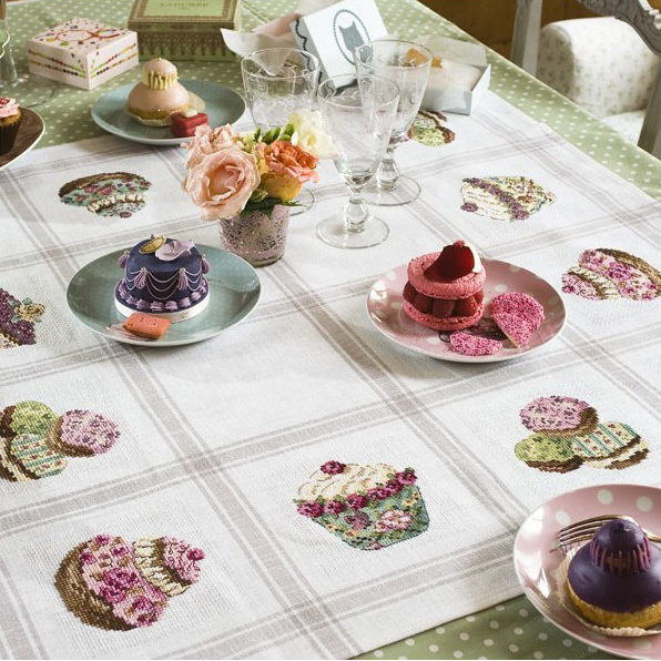 aida-nappe-patissiere-a-broder-au-point-de-croix