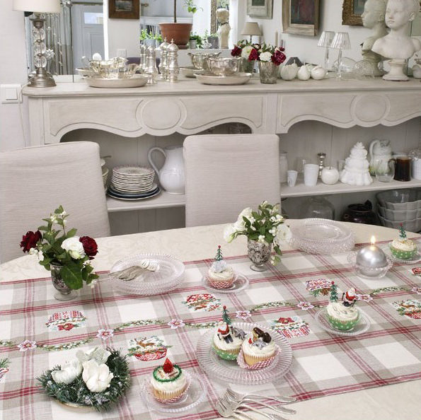 lin-chemin-de-table-cupcakes-de-noel-a-broder-au-point-de-croix